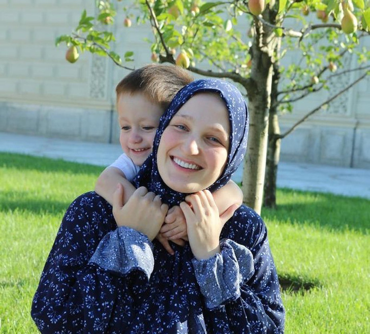 Хадижи кадыровой. Дочь Рамзана Кадырова Хадижат. Хадишат Кадырова дочь Рамзана Кадырова. Дочь Кадырова Хадижат. Рамзан с дочерью Хадижат.