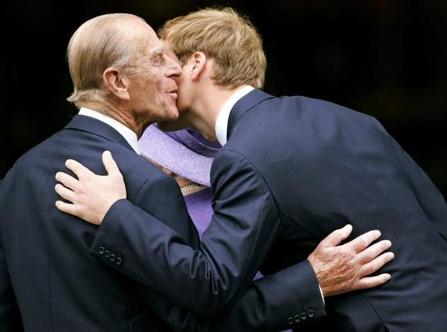 Неожиданная опора: как принц Филипп поддерживал внуков после гибели Дианы