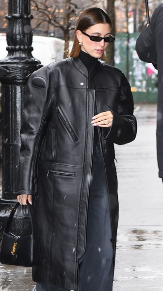Хейли Бибер нашла самый модный кожаный плащ в 2023 году — он должен быть у всех стильных девушек