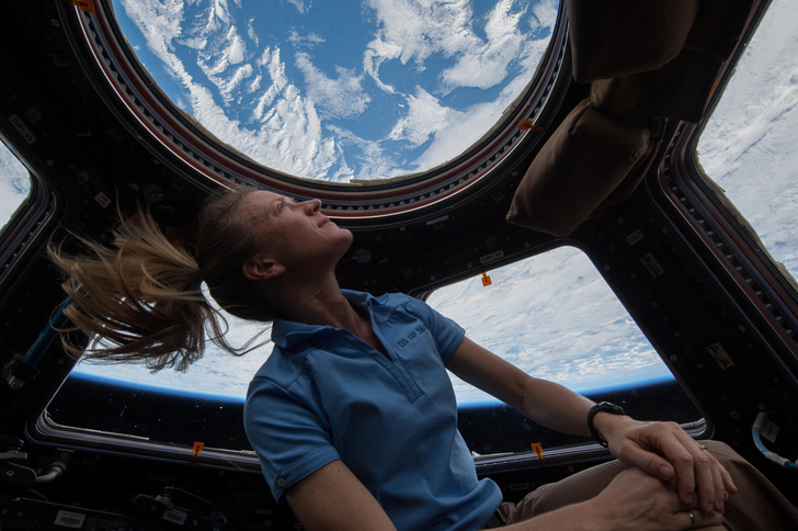 Космонавт Карен Найберг показала, как моет голову на МКС