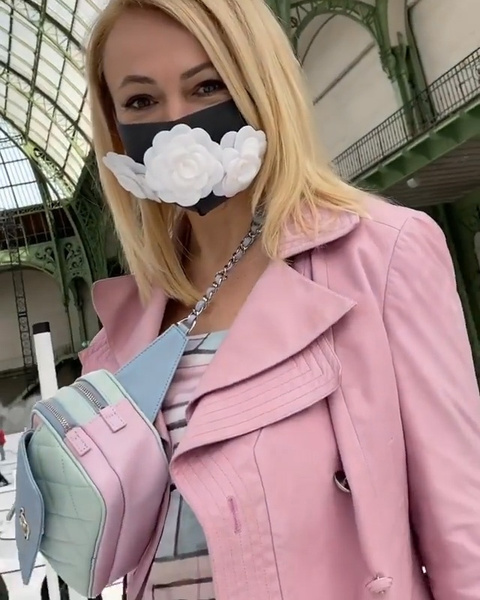 Цветы зла: Яна Рудковская превратила защитную маску в стильный аксессуар для похода на дефиле Chanel