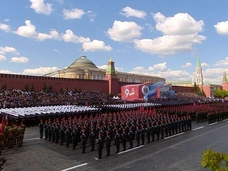 В воздухе запахло любовью! Участник Парада Победы сделал предложение невесте на Красной площади