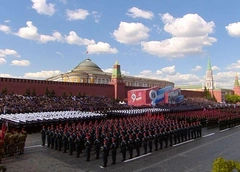 В воздухе запахло любовью! Участник Парада Победы сделал предложение невесте на Красной площади