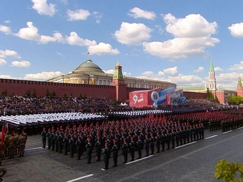 В воздухе запахло любовью! Участник Парада Победы сделал предложение невесте на Красной площади