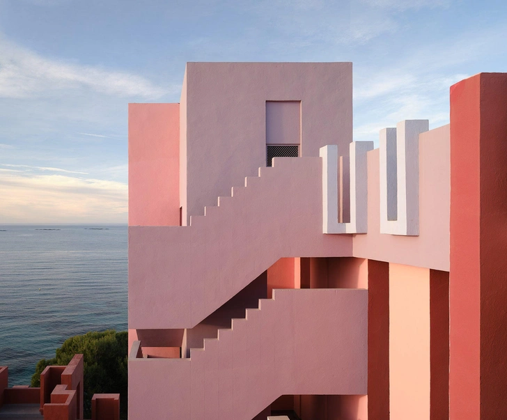 Muralla Roja Рикардо Бофилла в объективе канадских фотографов