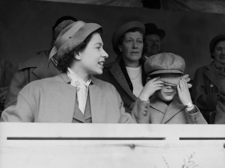 Елизавета II и принц Чарльз на скачках в Виндзоре, 17 мая 1955