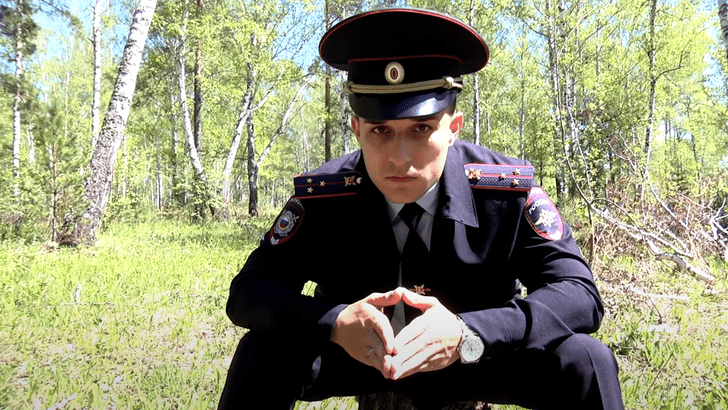 Вирусное видео про «грустного участкового» сняла полиция Красноярска. Популярный комик тут же сделал пародию