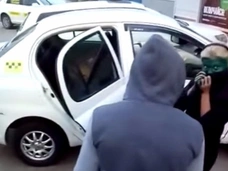 Полиция Хабаровска разбирается в ситуации с таксистом, облившим зеленкой девушек