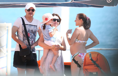 Валентина Рубцова с мужем и дочерью на пляже в Сочи