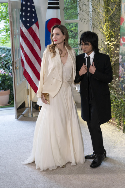 «Бледная, как привидение»: Анджелина Джоли в белом платье и с испорченными феном волосами