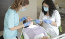 Стоматолог Романова объяснила, почему удалять и вставлять зубы лучше одновременно