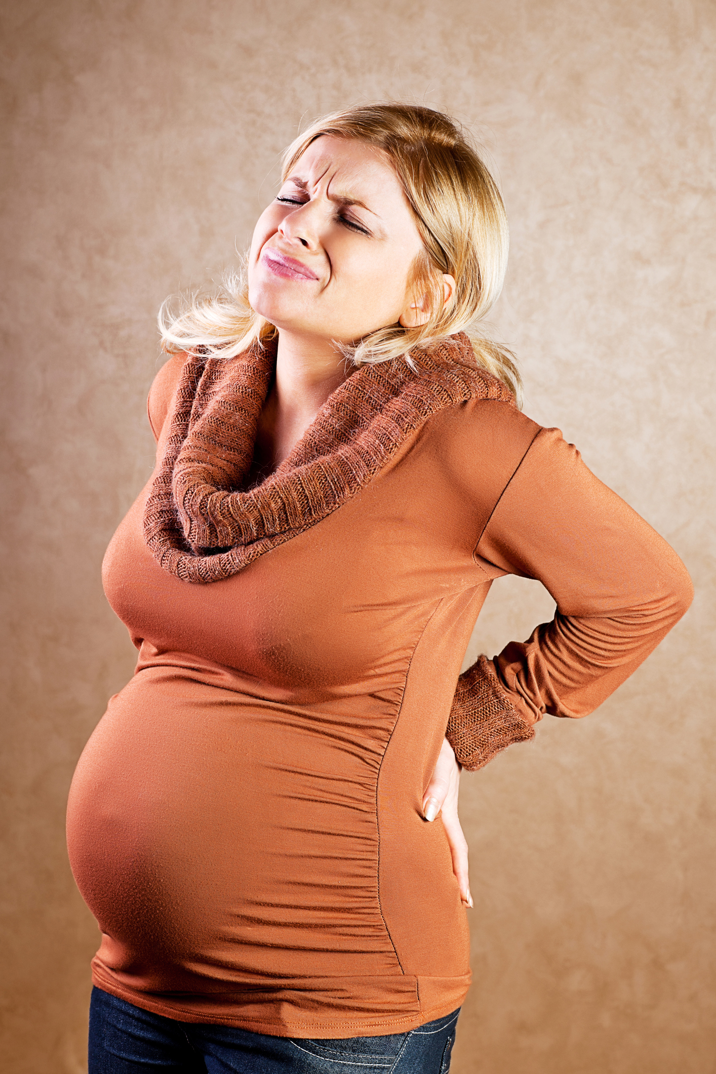 Тянущие боли 37 неделя. Беременные женщины. У беременной женщины схватки.