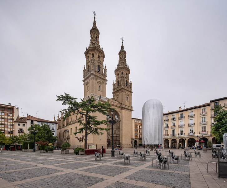 Инсталляция в виде купола возле старинного собора в Испании