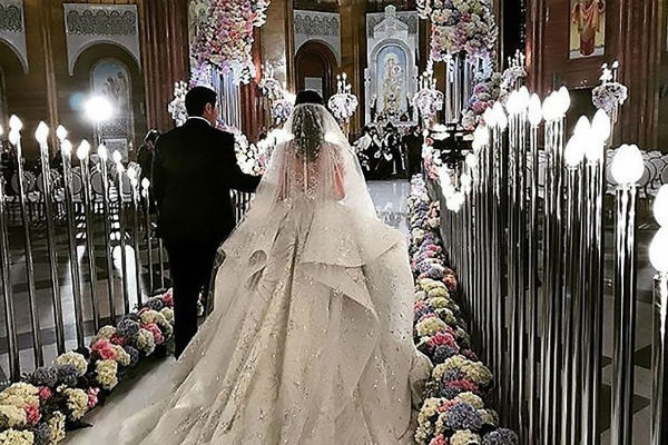 Перед шикарным праздником влюбленные обвенчались в армянской церкви