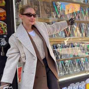 Джиджи Хадид показала модный многослойный образ с самым актуальным пальто на весну 2022