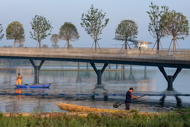 В Китае построили мост с детской площадкой