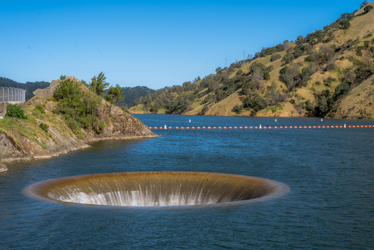 Как в ванной: гигантская дыра стала чаще появляться посреди озера в Калифорнии