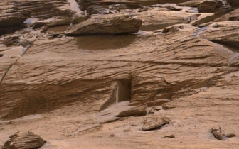 Добро пожаловать на Марс: Curiosity сфотографировал «дверь»