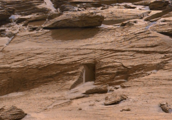 Добро пожаловать на Марс: Curiosity сфотографировал «дверь»