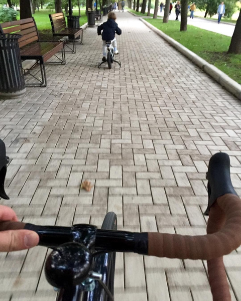 Дмитрий Шепелев учит сына кататься на велосипеде
