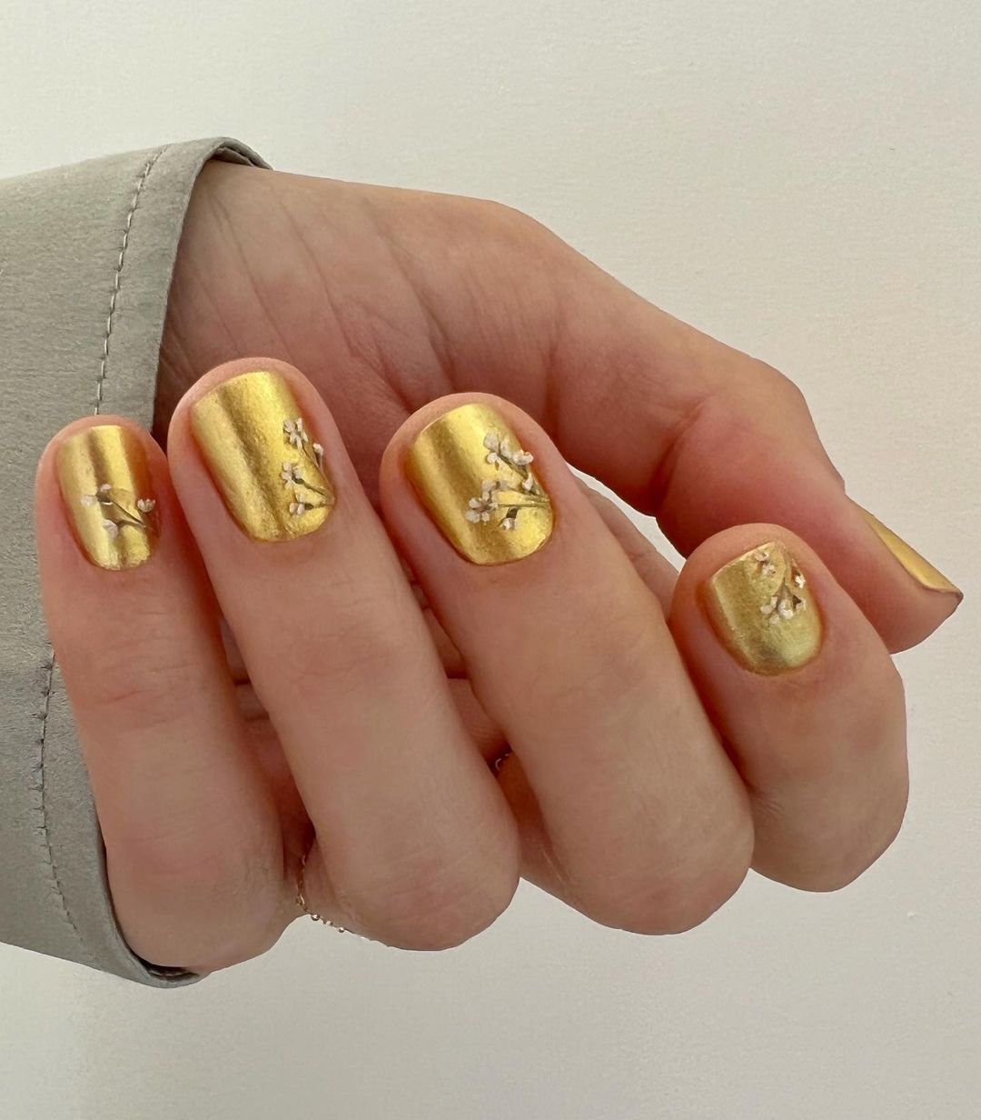 Маникюр с золотом на короткие ногти