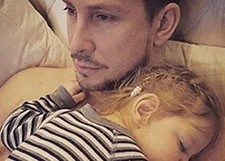 Дочь певца Данко учится нырять в бассейне