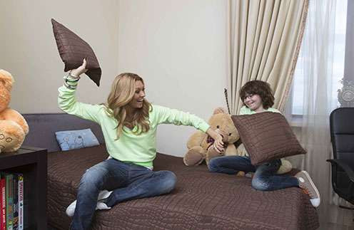 Анжелика Агурбаш и Анастас устроили веселый бой подушками