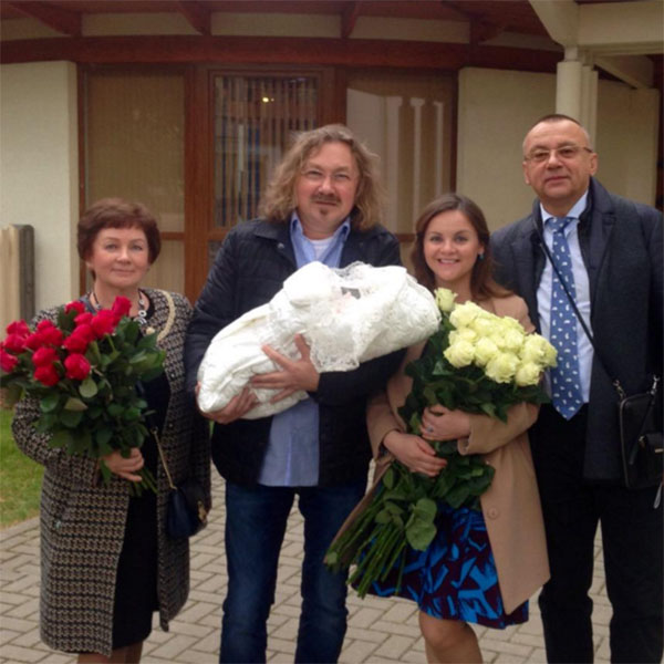Игорь Николаев вместе с родителями Юлии встречал ее и дочку из роддома