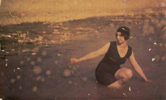 Одна из первых цветных фотосессий в купальнике на пляже, 1907 год