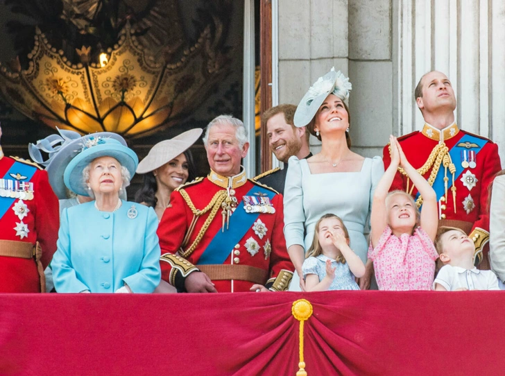 От Дианы до Кейт Миддлтон: самые яркие «балконные» кадры Trooping The Colour