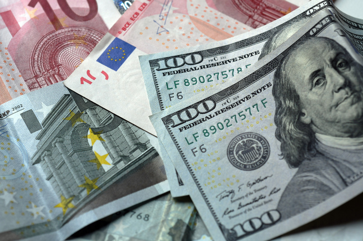 Евросоюз запретил поставлять и продавать евро в Россию