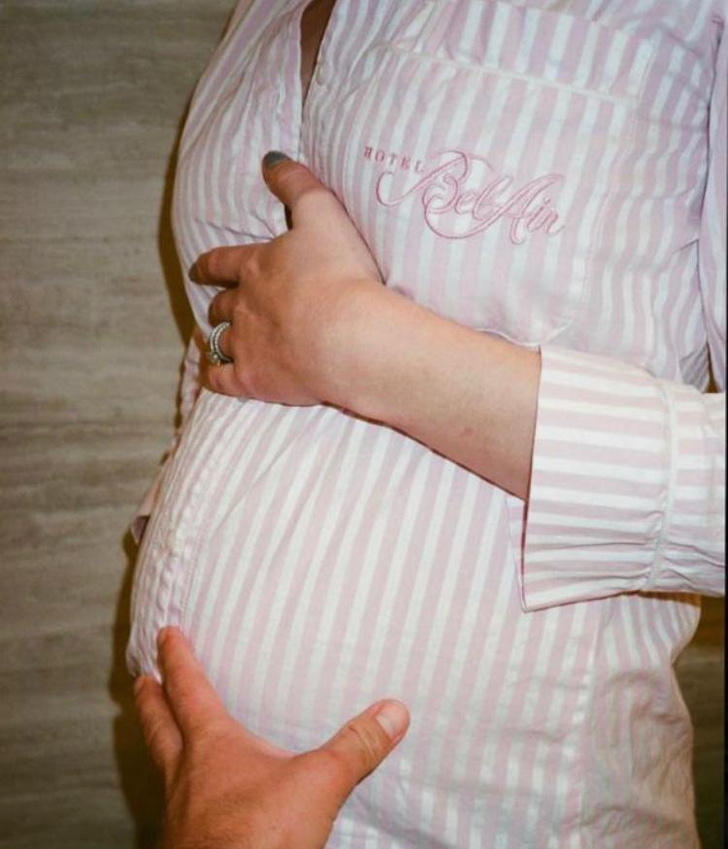 Фото №2 - Сама нежность: Софи Тернер поделилась архивными снимками, сделанными во время беременности