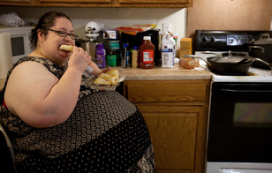 Ела ради рекорда: самая толстая мать в мире весит 241 килограмм