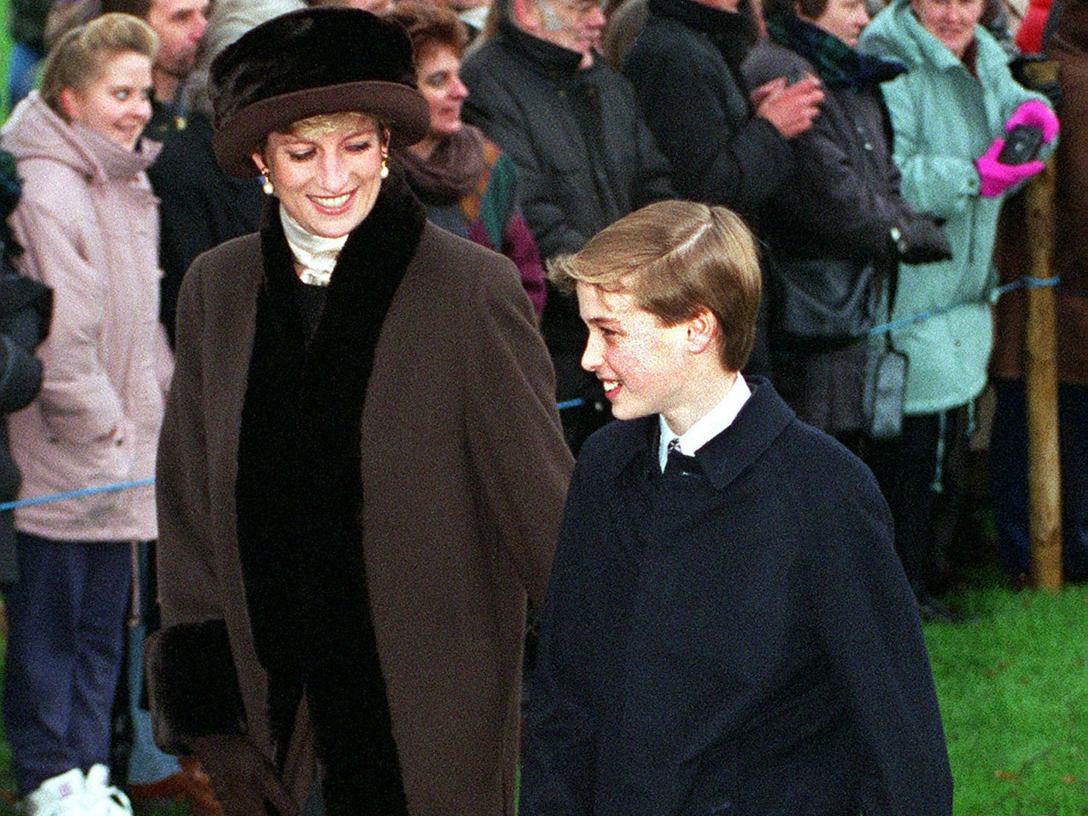 Принцесса Диана и принц Уильям по пути на рождественскую службу в Сандрингеме, 25 декабря 1994 | marieclaire.ru