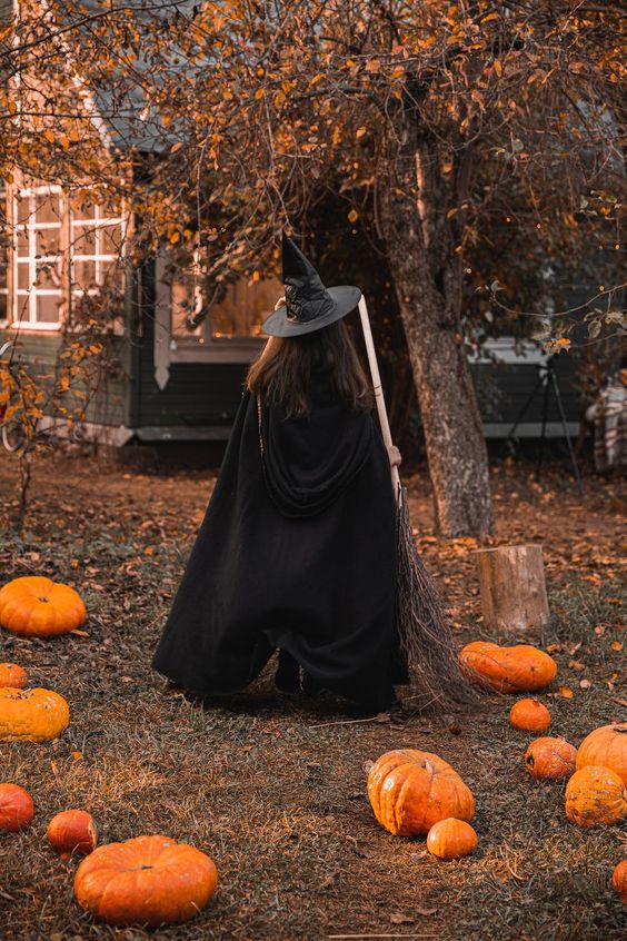 Колдовские книги, гадальные карты и волшебные зелья: ведьминский набор для веселого Хэллоуина