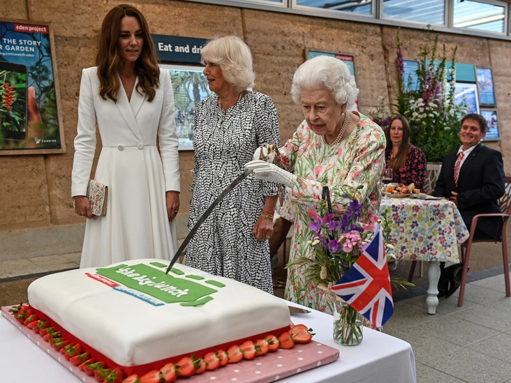 Герцогиня Кембриджская, герцогиня Корнуольская и Елизавета II на мероприятии в честь инициативы «Большой обед» и проекта «Эдем» в Конруолле, 11 июня 2021