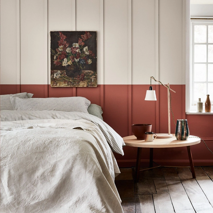 Стена покрыта краской Little Greene в оттенках Tuscan Red 140 и French Grey 113.