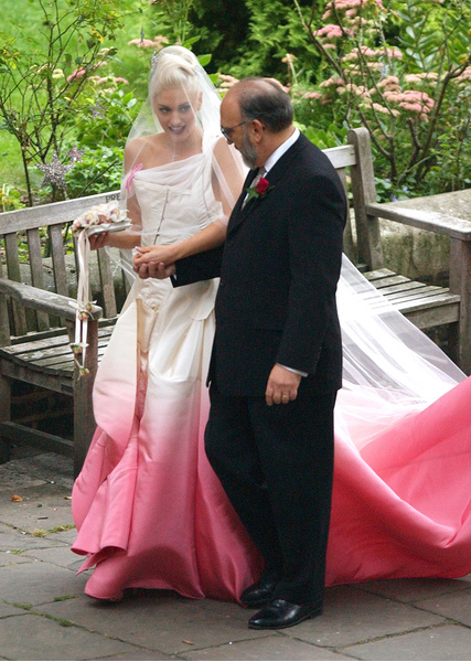 Эволюция свадебных платьев Гвен Стефани: от скромного макси до дерзкого мини