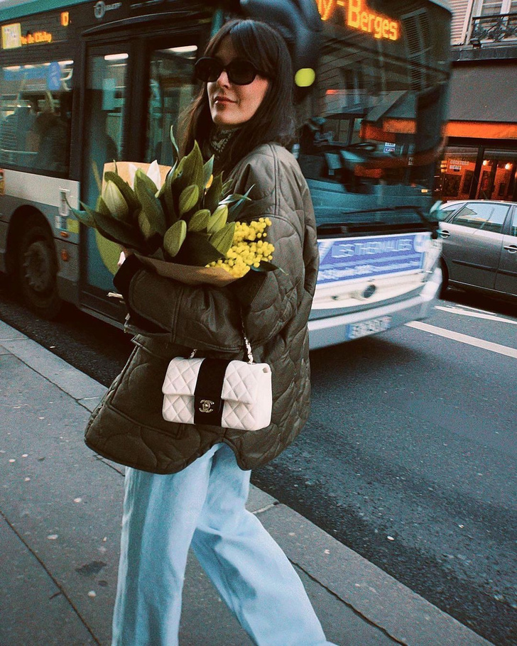 Фото №1 - Стеганая куртка — стильная классика на весну. Посмотрите, с чем ее носит модная парижанка Лея Сфез