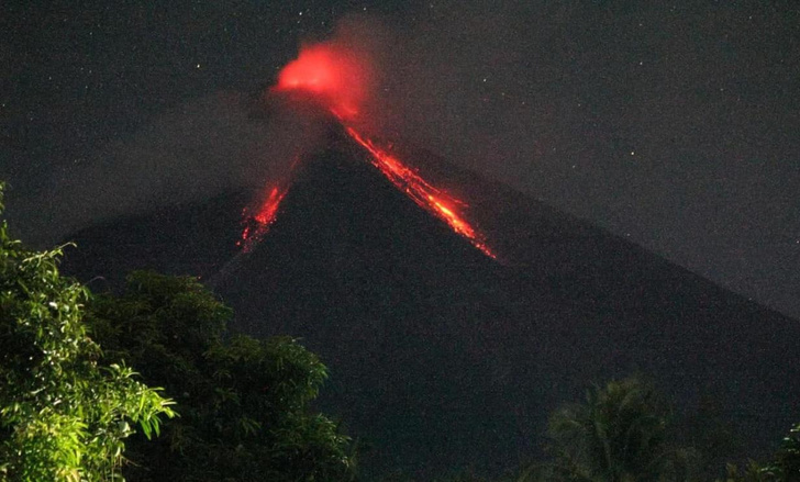 3-й уровень опасности: на Филиппинах извергается Майон, самый мощный вулкан архипелага