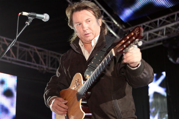 Юрий Лоза настраивает гитару перед концертом