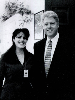 Архивный снимок тех времен, когда Левински и Клинтон работали вместе