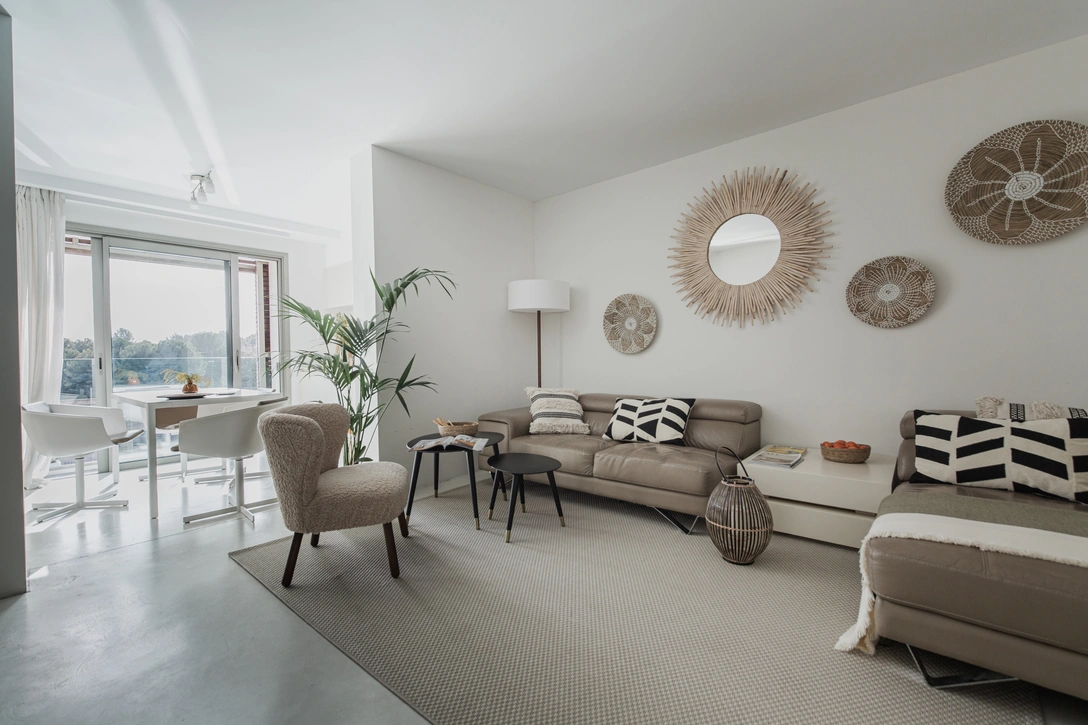 Гостиная. Кресло, торшер, столики, плед, фонарь, все — Zara Home. Настенный декор, подушки, Maisons de Monde. | Источник: Пернилла Даниэльссон