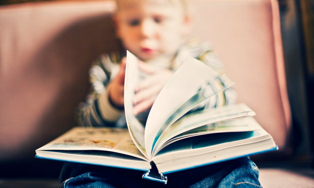 Аудио чтение. Дети разных возрастов с книгами. Книга новорожденного. Little boy reading book. A Reader holding a book.