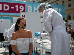 Вакцинированных граждан предлагают «наградить» дополнительными выходными