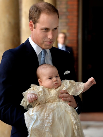 Принц Уильям держит первенца на руках