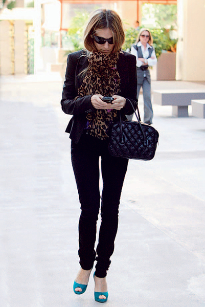Сара Джессика Паркер в платке Louis Vuitton.