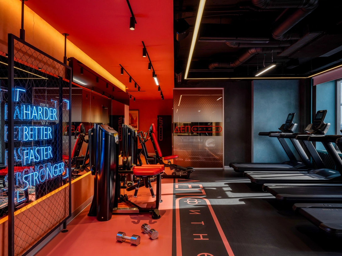 Игра на контрасте: яркий фитнес-клуб в Москве | Источник: Михаил Лоскутов