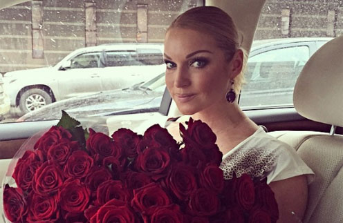 Анастасия Волочкова с цветами от крымских поклонников