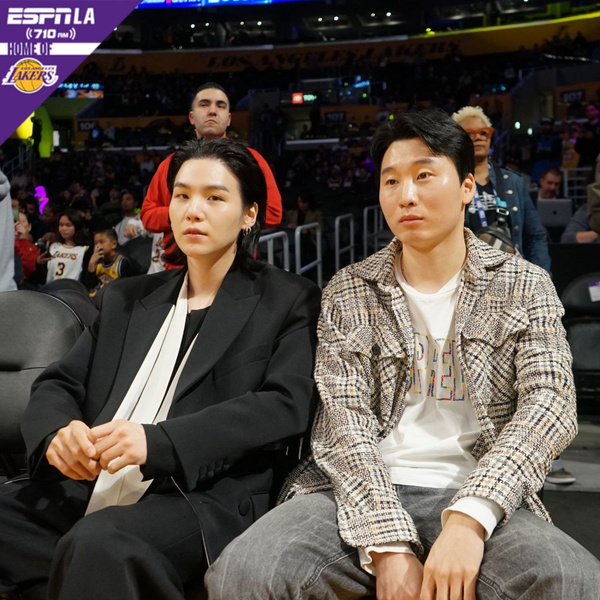 Чирлидинг под «Butter»: Шуга из BTS посетил баскетбольный матч NBA в Лос-Анджелесе